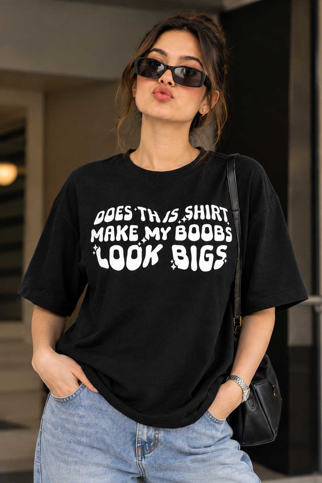 Does This Shirt Make My Books Look Big?™ – Women's Oversized Graphic T-Shirt